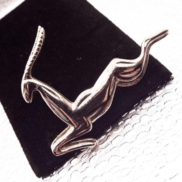 VINTAGE SILVERY "LEAPING ORYX ANTELOPE" GAZELLE GEMSBOK PIN 60 - Picture 1 of 2